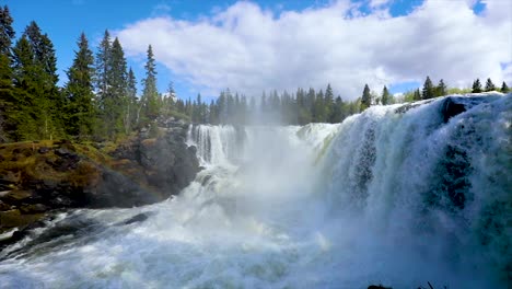 Zeitlupenvideo-Der-Wasserfall-Ristafallet-Im-Westlichen-Teil-Von-Jämtland-Gilt-Als-Einer-Der-Schönsten-Wasserfälle-Schwedens.