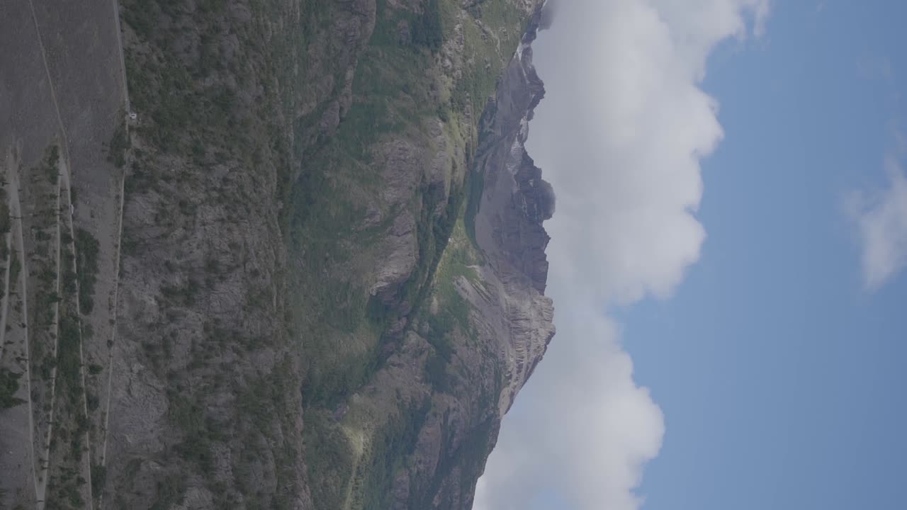 Imponente catena montuosa rocciosa e innevata in Patagonia, Argentina, con foreste e nuvole