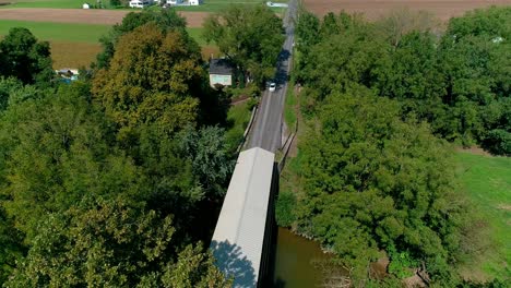 puente cubierto holandés de pensilvania en la campiña amish