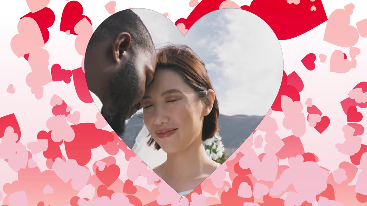 심장 모양의 애니메이션, 분홍색 심장 배경으로 포옹하는 커플