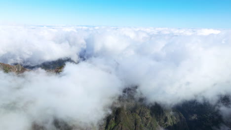 nubes bajas sobre el pico de la montaña pico do arieiro en la isla de madeira, portugal