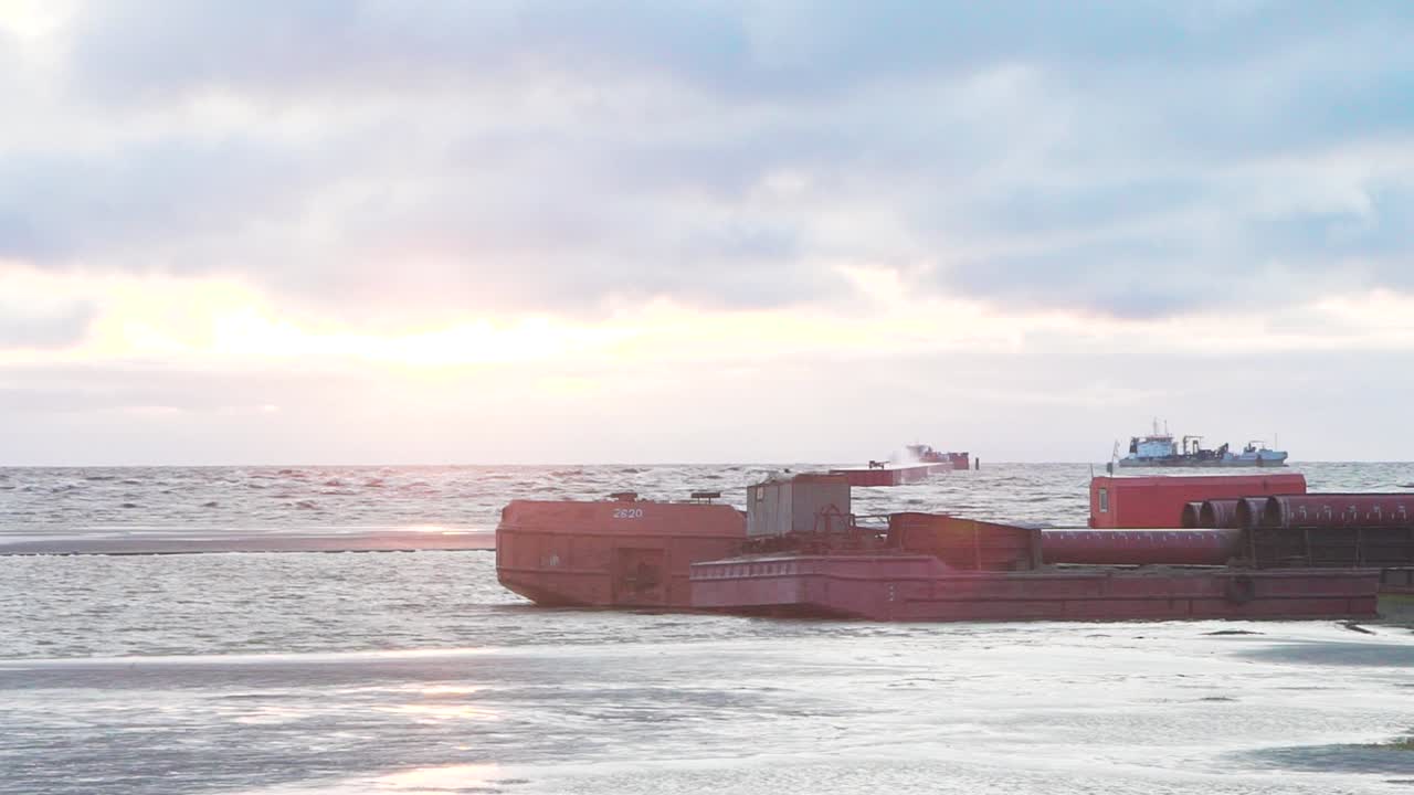 건설 중 에 바다 에 있는 배 와 다른 배 들 의 해 가 지는 모습