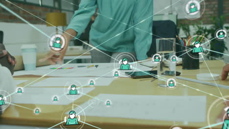 animación de iconos conectados sobre diversos compañeros de trabajo discutiendo informes en la oficina