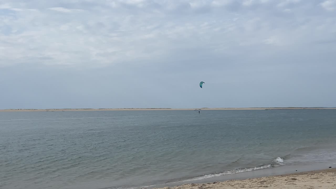 kitesurf en dune de pilat en la costa oeste de bretaña, francia