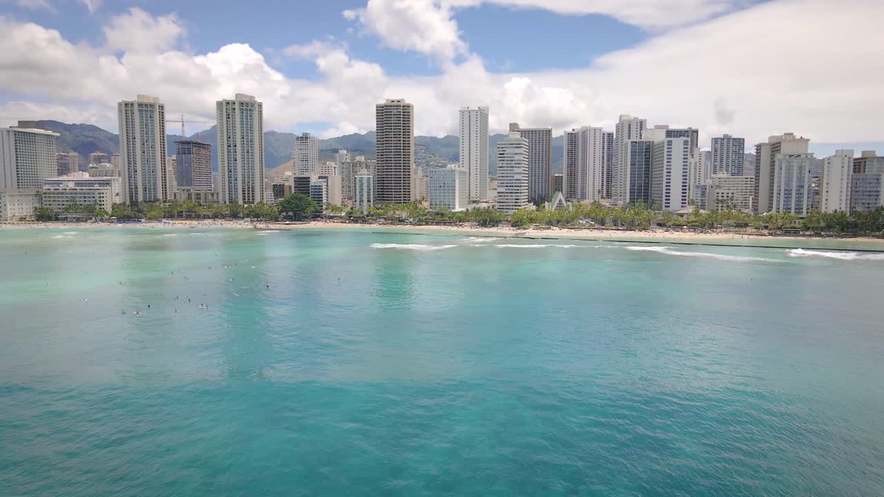 Città di Waikiki, Honolulu, Oahu, Hawaii: vista aerea con drone della spiaggia e della città.