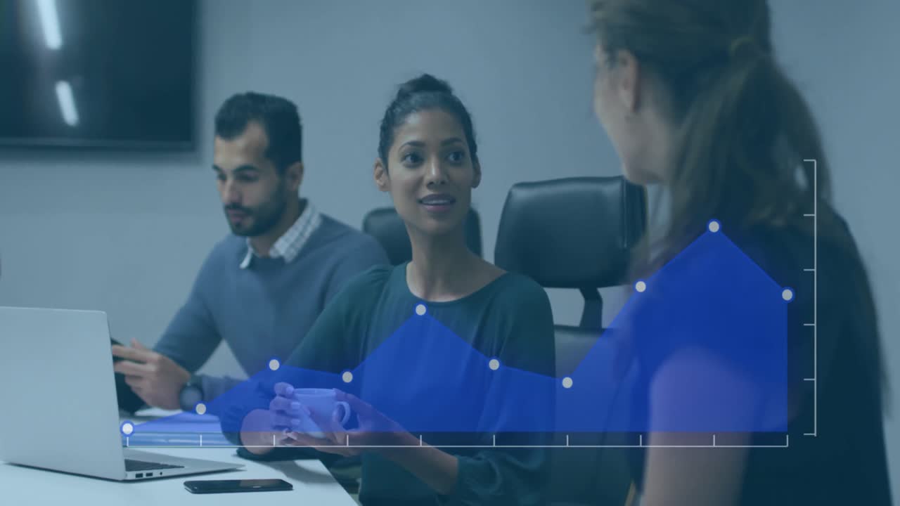 animación del procesamiento de datos sobre diversas personas de negocios en la oficina