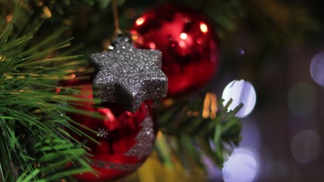 Dunkelgrauer-Glitzernder-Sternschmuck,-Der-Am-Geschmückten-Weihnachtsbaum-Hängt