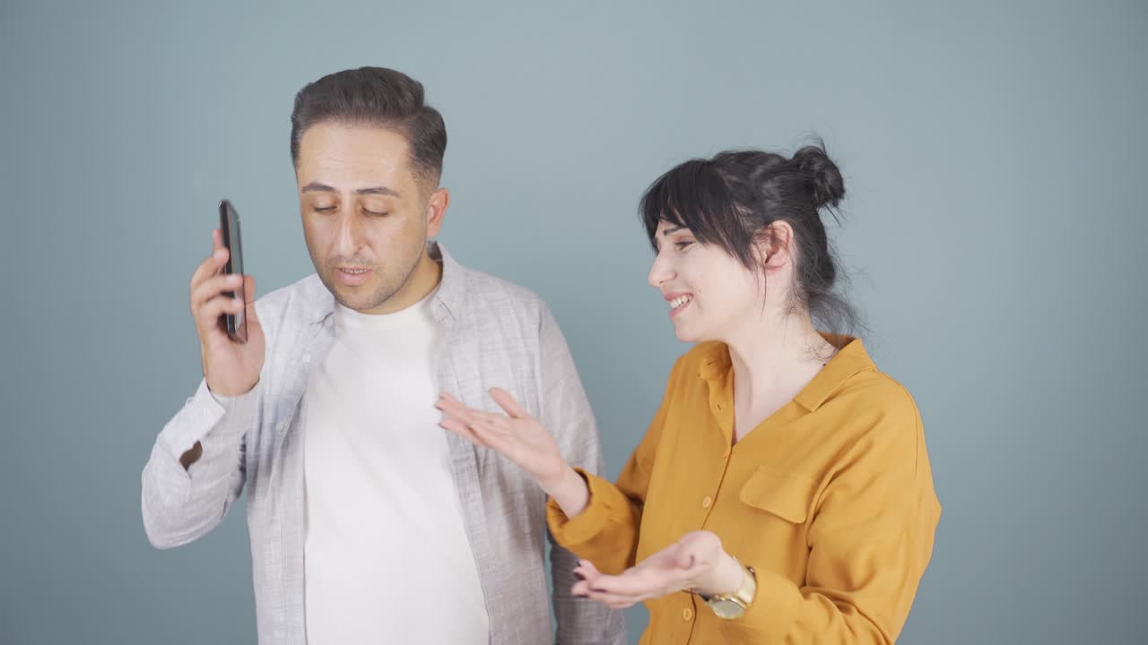 전화를 사용할 수 없는 커플.