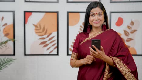 Mujer-India-Deslizando-El-Dedo-Por-Teléfono-Con-Espacio-Para-Copiar
