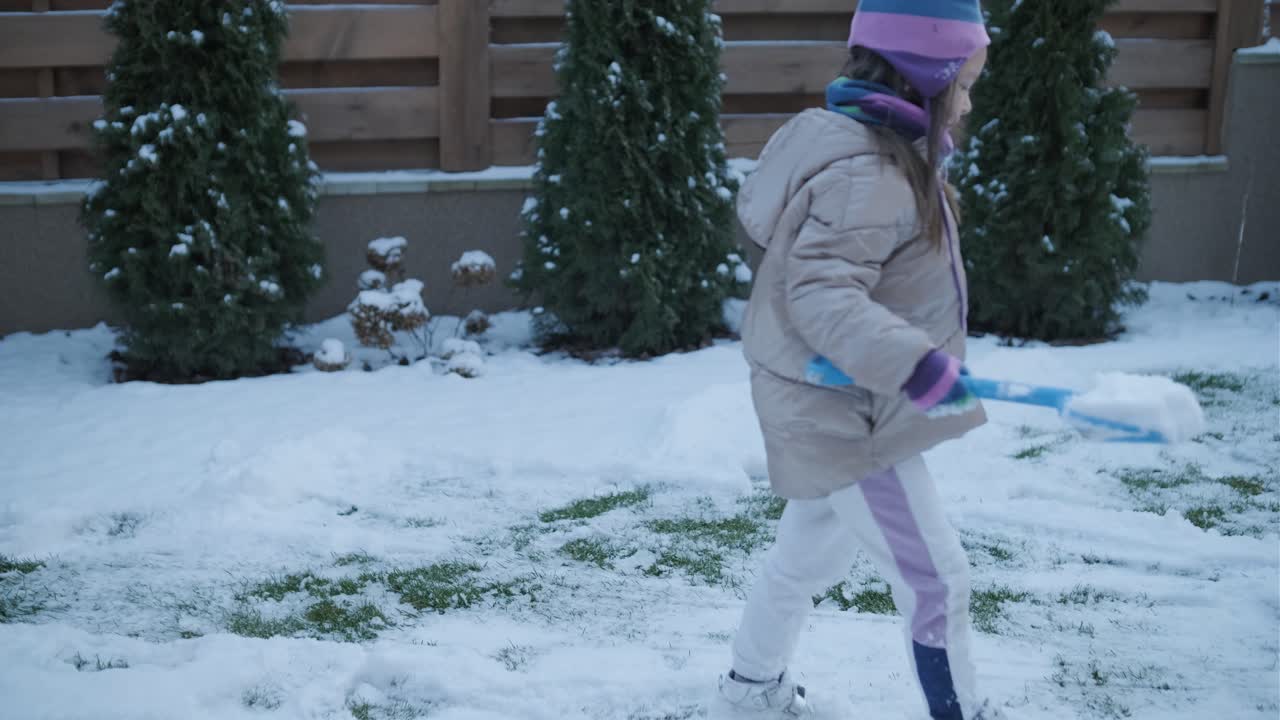 할아버지와 손녀가 눈 속에서 재미를 느끼고 있습니다.