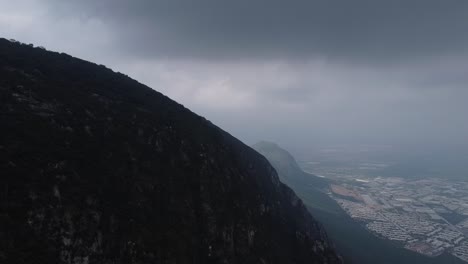 Sturm,-Der-Sich-An-Einem-Bewölkten-Regentag-Auf-Der-Spitze-Eines-Berges-Nähert