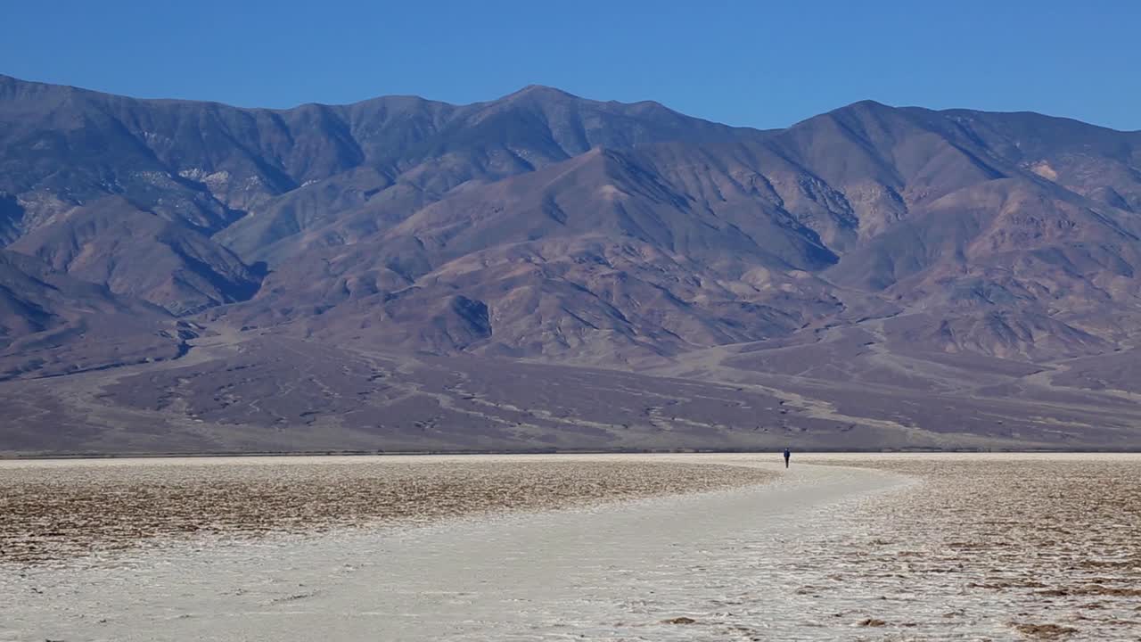 senderismo turístico solo en el parque nacional del valle de la muerte en california