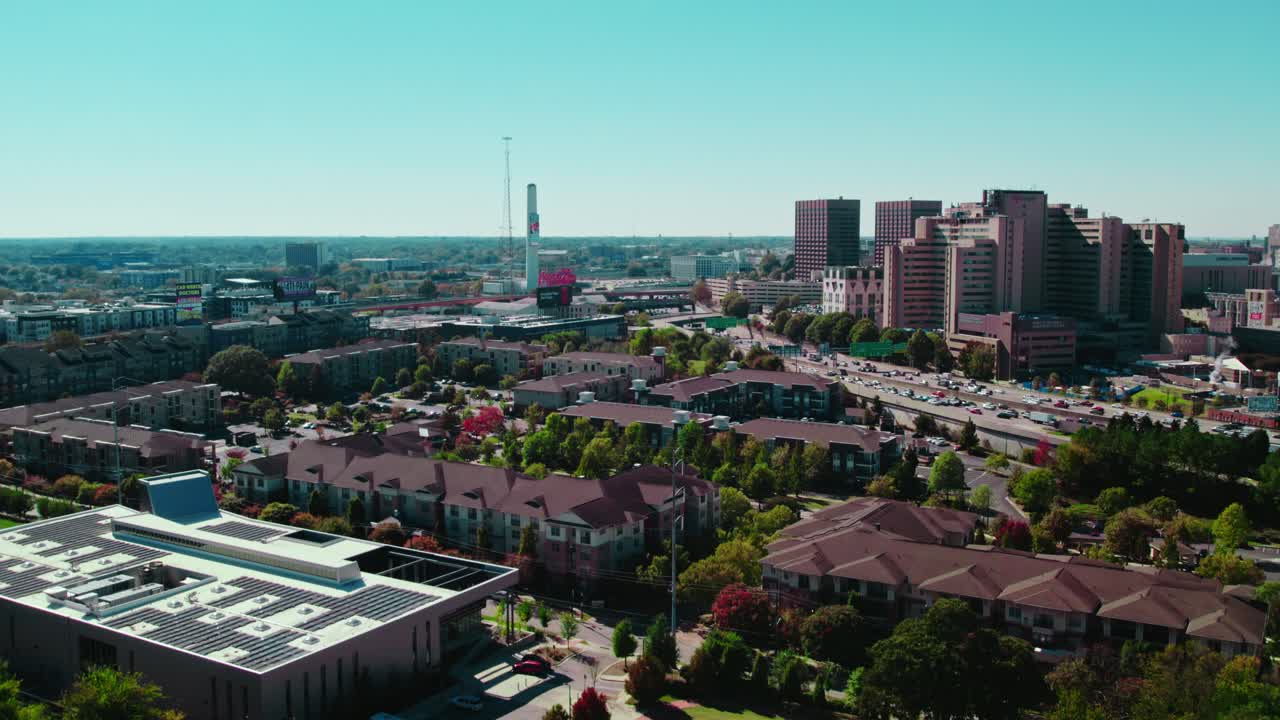 fotografía de un avión no tripulado de una autopista concurrida en la famosa ciudad de atlanta , florida