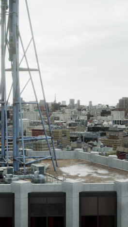 vista aérea de un paisaje urbano con una gran estructura de acero