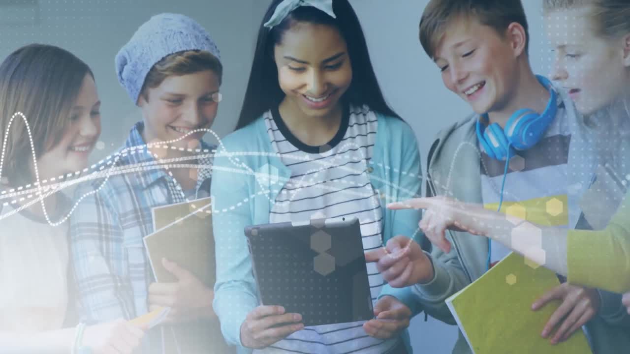 animación del procesamiento de datos sobre escolares diversos y felices con tableta