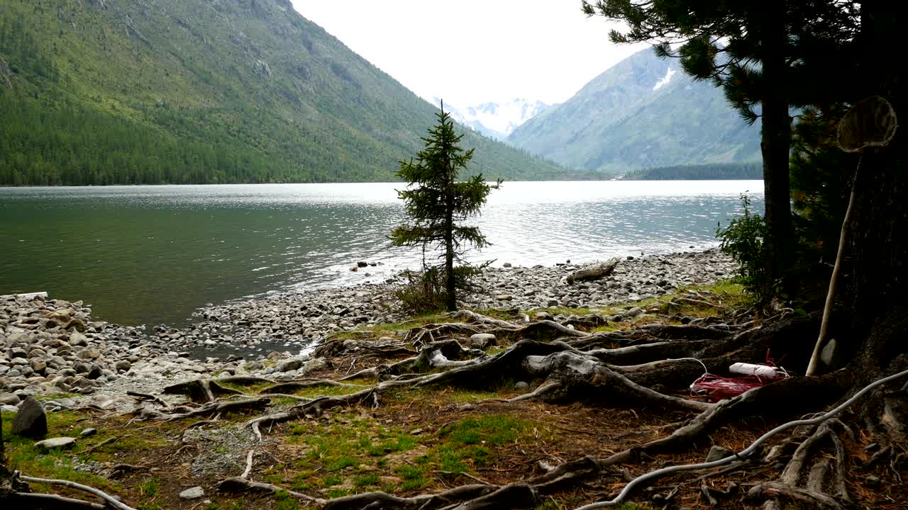 호수 연안의 매없는 루프