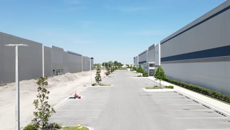 frente al exterior de cemento recién construido de un nuevo centro comercial y de distribución en el suroeste de florida