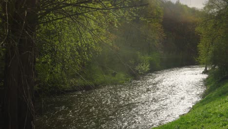 Río-Vilnia-En-Vilnius,-Luz-Del-Sol-Cayendo-Sobre-El-Agua,-Lituania