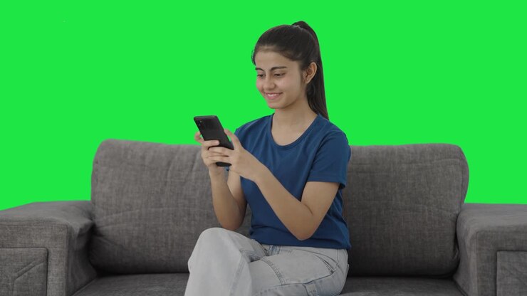 una adolescente india feliz hablando con alguien pantalla verde