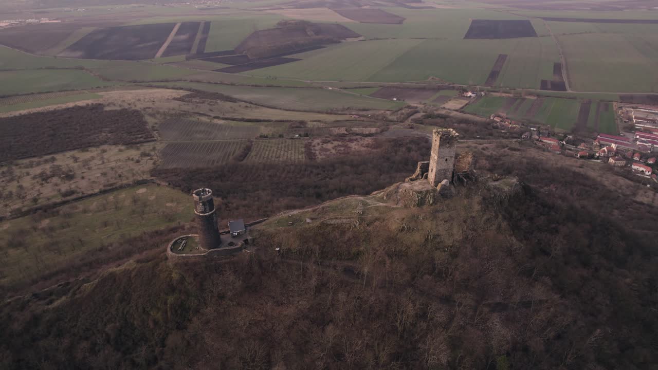 언덕 꼭대기 중세 성  ⁇ 둥이 타워 폐허와 그 아래의 마을