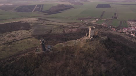 vista panorámica del avión no tripulado, cima de la colina castillo medieval ruinas de la torre gemela con el pueblo debajo