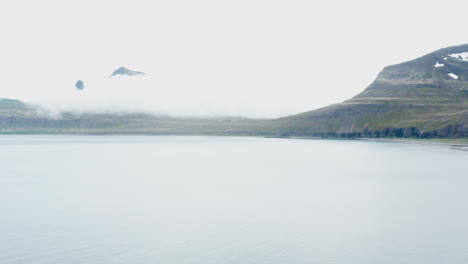 Paneo-De-Derecha-A-Izquierda-A-Través-Del-Duro-Entorno-Natural-De-La-Bahía-De-Hornvik-En-Islandia