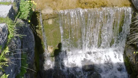 An-Sonnigen-Tagen-Fließen-Wasserströme-Die-Betonstufen-Hinunter