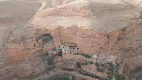 Antigua-Iglesia-En-Las-Montañas