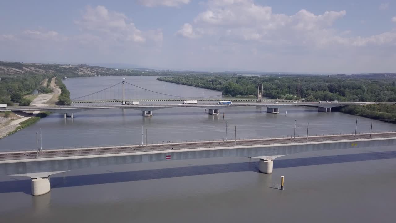 프랑스의 론 강을 가로지르는 퐁 드 로크모어에서 운전하는 차량의 조감도