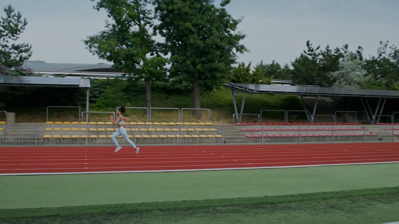 mujer corriendo en una pista
