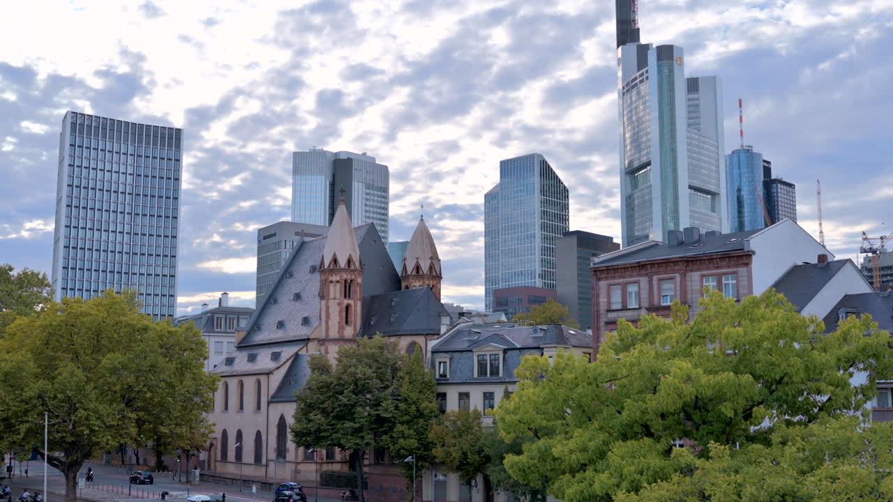 Blick auf die Skyline von Frankfurt vom Main aus am Abend