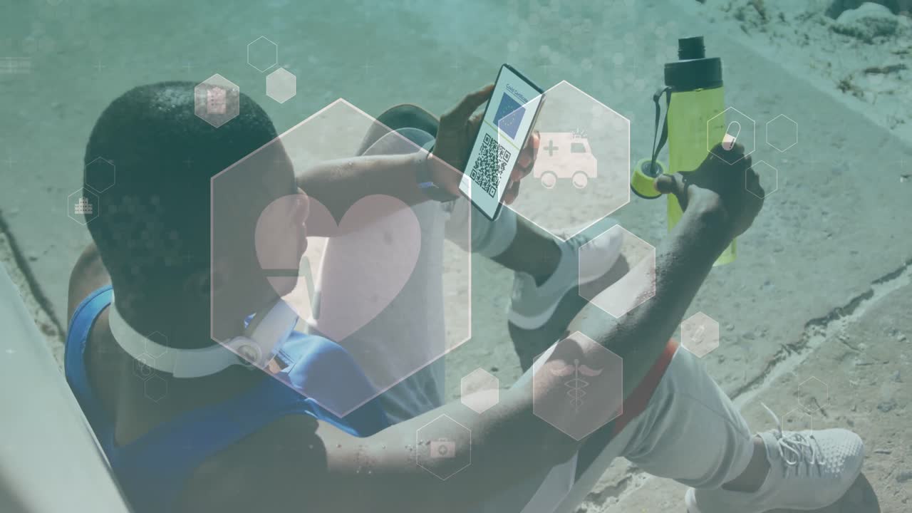 코로나바이러스 아이콘 위에 코로나19 예방 접종 여권을 가진 스마트폰을 들고 있는 남자의 애니메이션