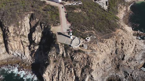 Leuchtturm-Auf-Einer-Schroffen-Klippe-Mit-Blick-Auf-Die-Küste-Von-Huatulco,-Oaxaca,-Mexiko