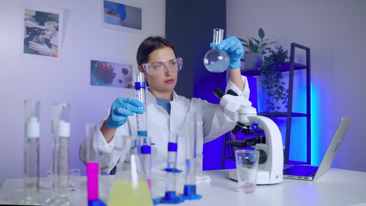 científico que lleva a cabo un experimento en un laboratorio