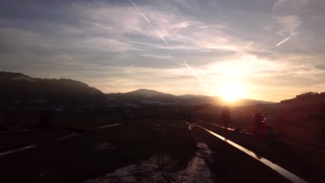 hermoso paisaje montañoso de invierno malhumorado en suiza mientras se pone el sol