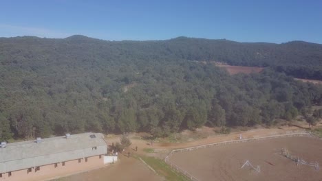 Sumérgete-En-El-Esplendor-Del-Espacio-Para-Montar-A-Caballo-Con-Este-Impresionante-Vídeo-De-Paisaje.