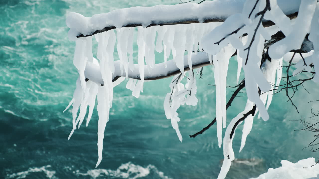 얼음과 눈으로 얼어붙은 나이아가라 폭포의 겨울 12