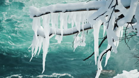 Winter-At-Niagara-Falls-Frozen-With-Ice-And-Snow-12