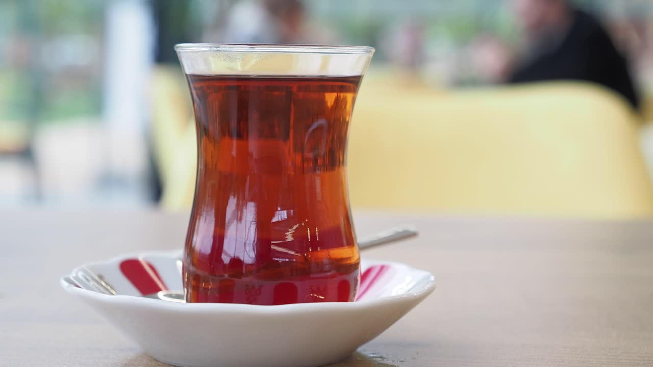 유리 컵에 넣은 터키 차