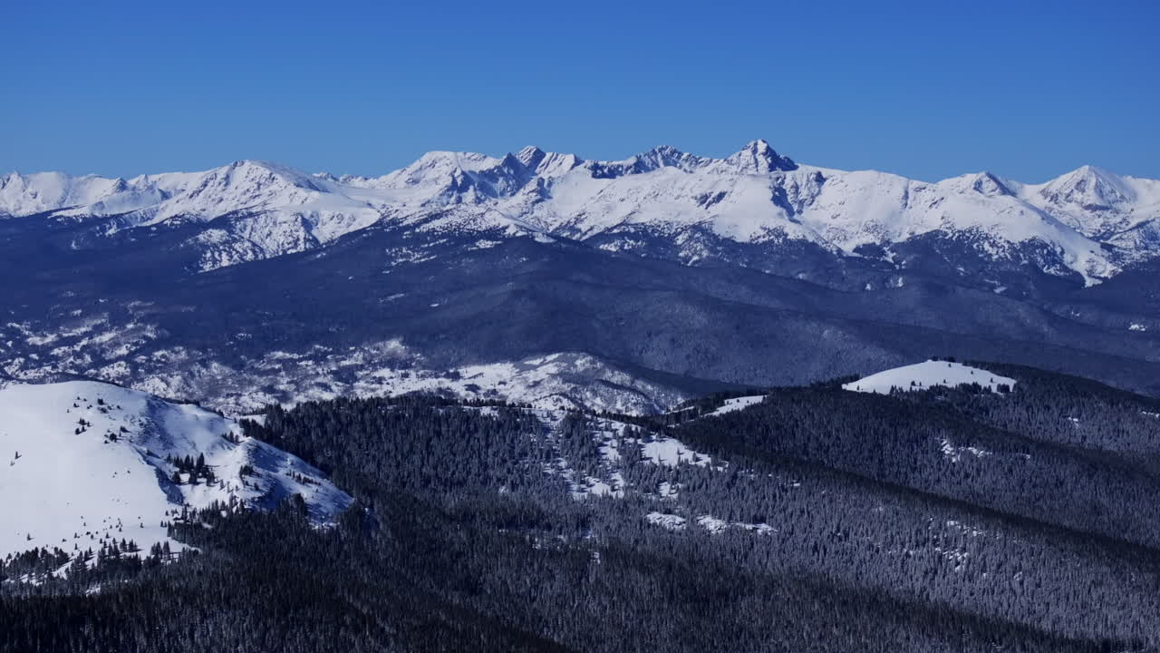 invierno monte de la santa cruz desierto vail paso colorado avión no tripulado rocoso montañas ptarmigan colina paisaje soleado mañana despejada cielo azul nieve fresca círculo movimiento a la izquierda