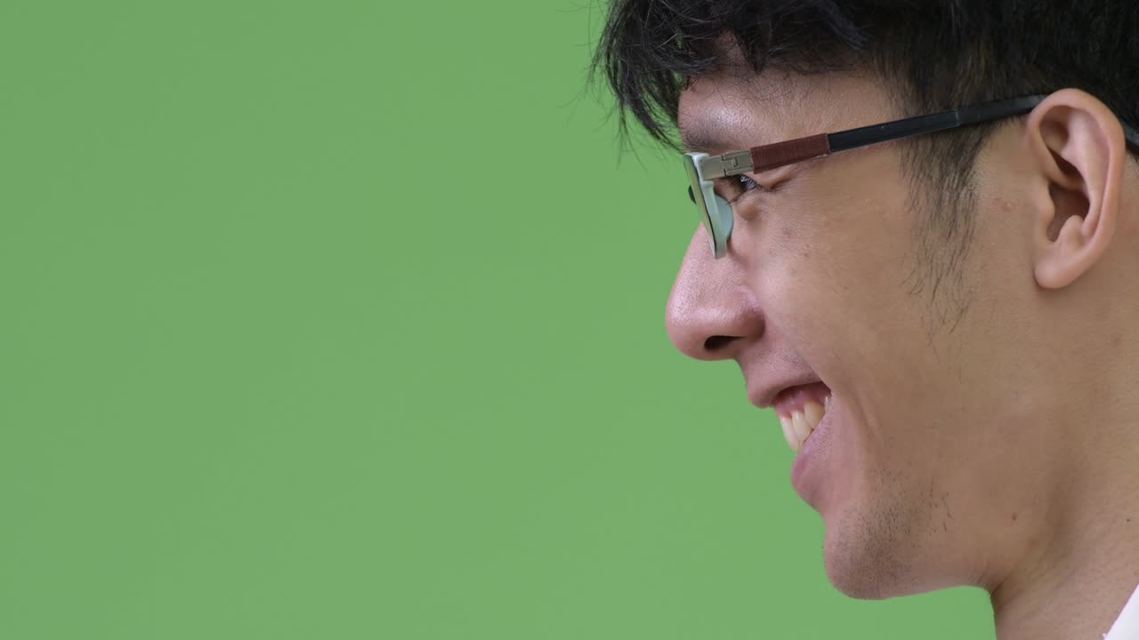 웃는 행복한 젊은 아시아 사업가의 프로파일 뷰