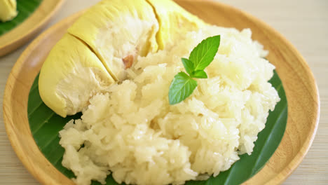 Durian-Con-Arroz-Pegajoso---Cáscara-Dulce-De-Durian-Con-Frijol-Amarillo,-Arroz-Durian-Maduro-Cocinado-Con-Leche-De-Coco---Postre-Tailandés-Asiático-Comida-De-Frutas-Tropicales-De-Verano-5