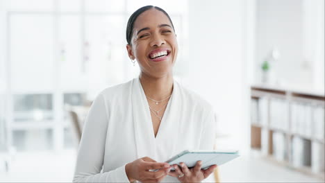 Feliz,-Tableta-Y-Rostro-De-Mujer-Diseñadora