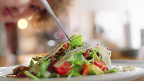 hombre poniendo queso encima de la ensalada