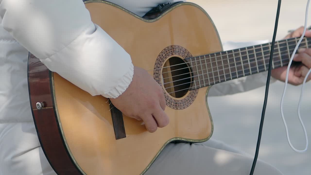 tocando la guitarra acústica