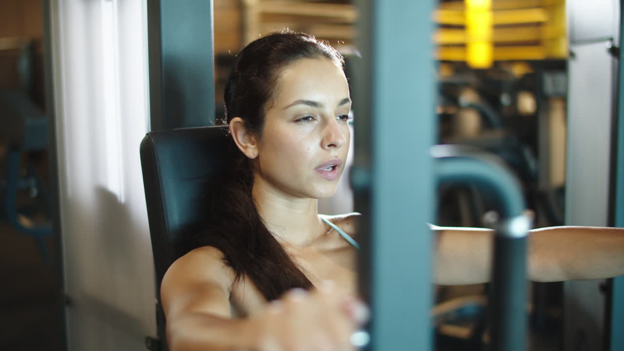 Fitte meid die een workout doet in de sportclub