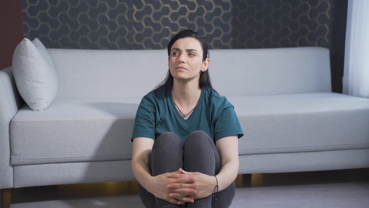 공격적이고 정신나간 여자가 칼로 놀고 있어요.