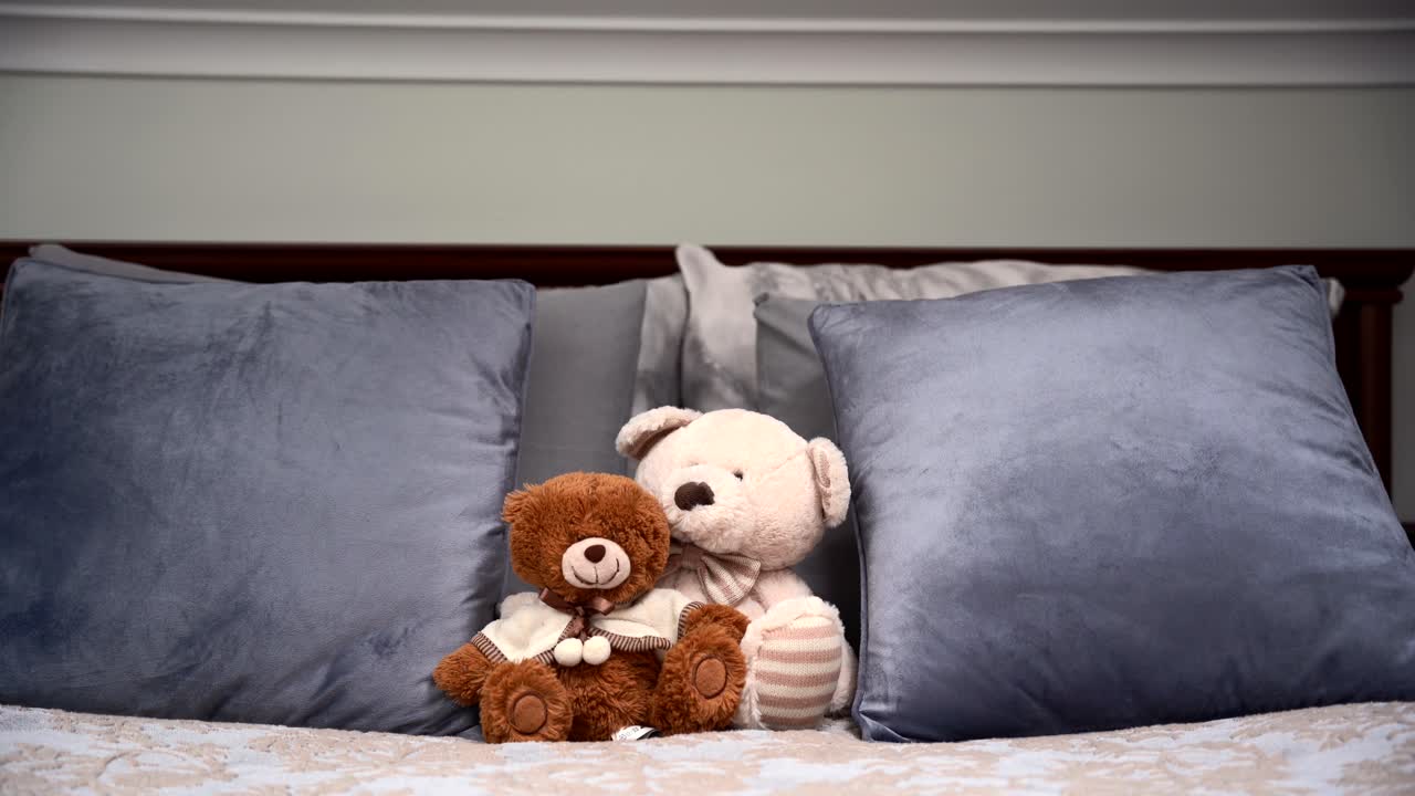 Dormitorio de lujo con juguetes en la cama