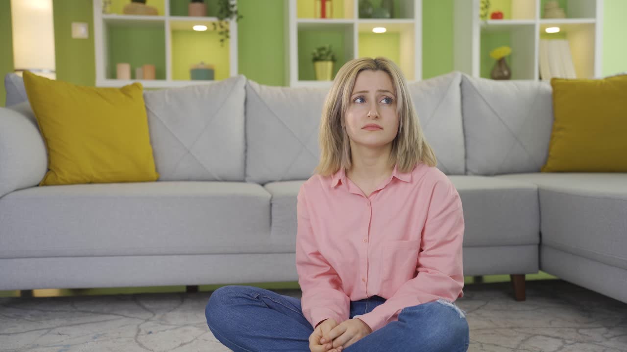 la joven, entristecida por lo que vio en el teléfono, está llorando.