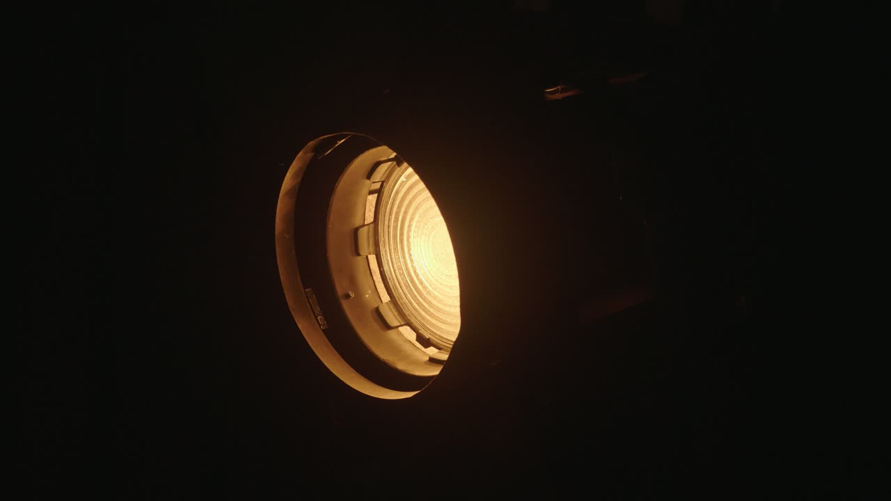 Foco cálido iluminando en la oscuridad